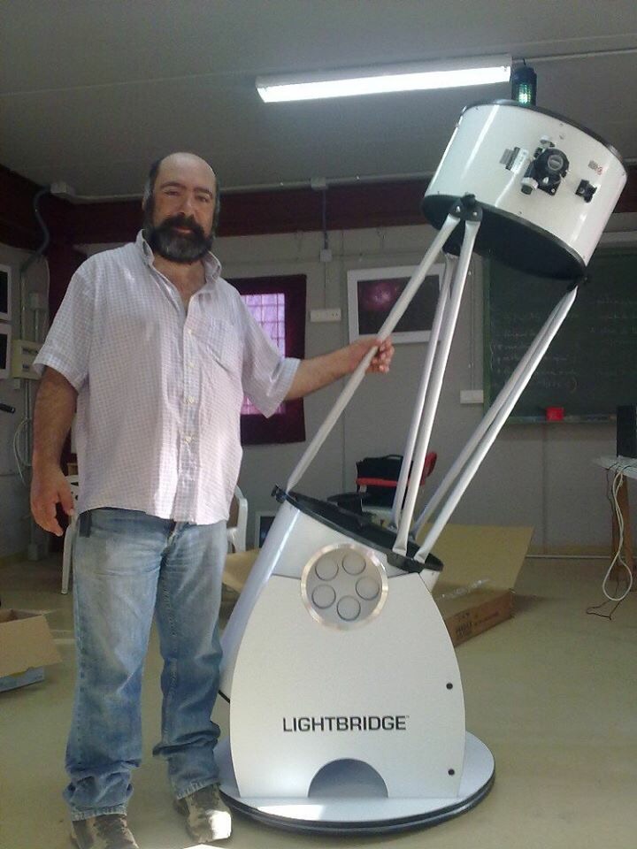Juan José Muñoz, miembro de la asociación astronómica Orión de Almería, es nuestro experto en las cosas del cielo. Pilar central del programa de radio. Al pie del cañón (un Dobson en la imagen) desde 2008.